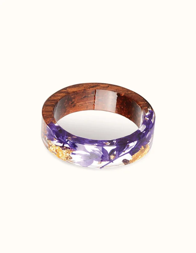 Bague en bois avec des fleurs figées dans de la résine