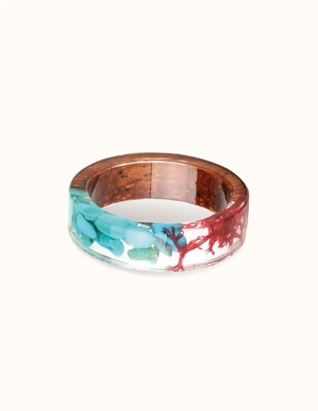 Bague en Bois Brut avec de la Résine Transparente