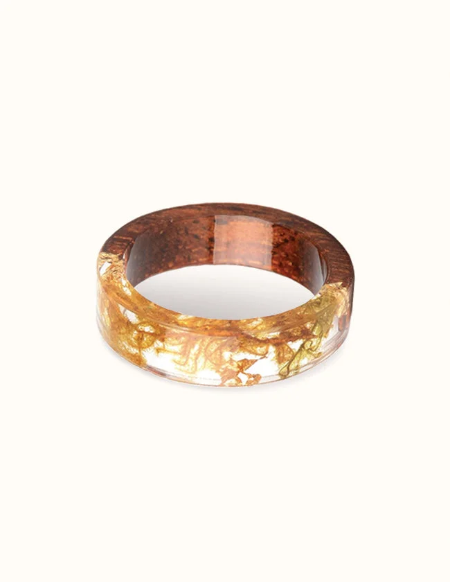 Bague naturelle avec du bois et de la résine