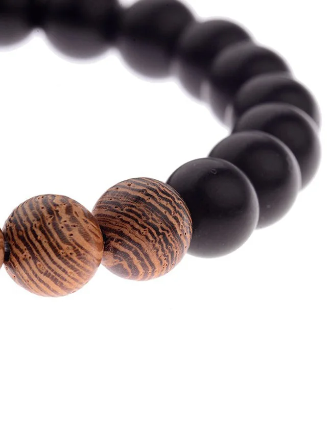 Détails du bracelet en bois et onyx