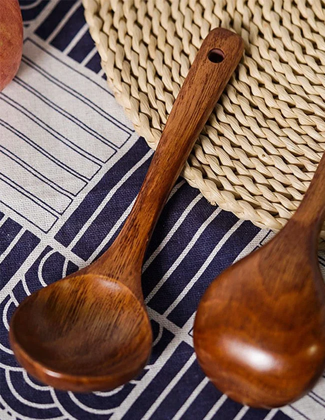 Service de plats avec la louche