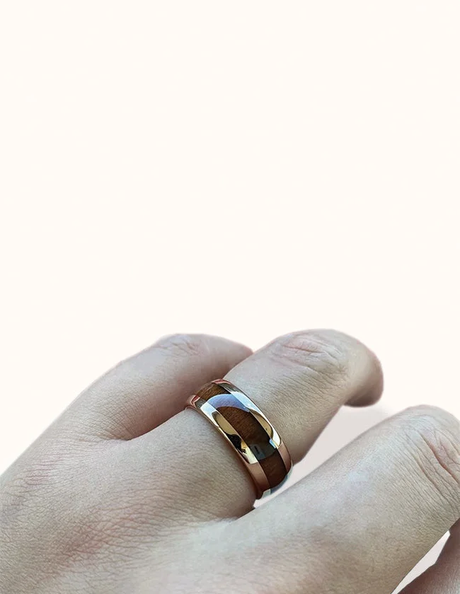 Bague en bois massif portée