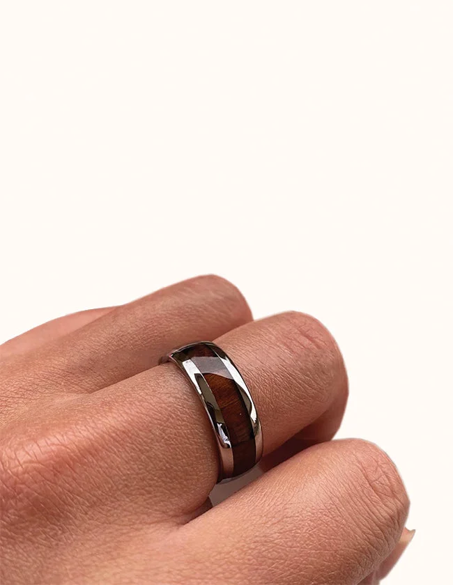 Bague en Tungstène et Bois en Situation