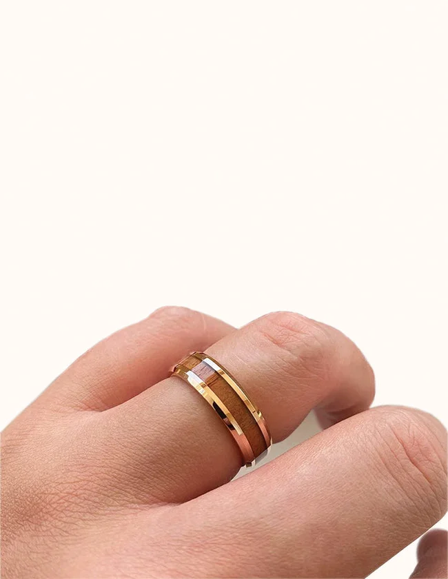 Bague en Bois Dorée en Situation
