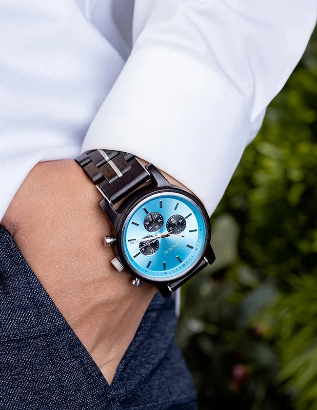 Montre Chronographe en Bois sur un Poignet Homme