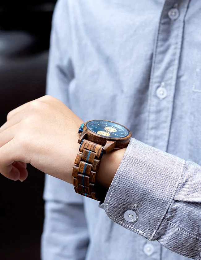 Détails de la Montre en Bois Zebrano