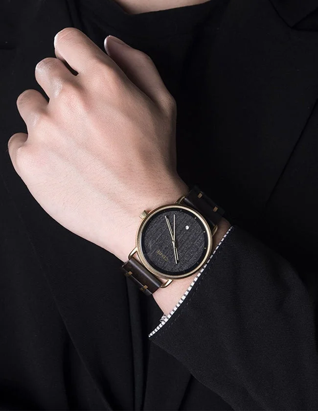 Montre en Bois avec Cadran en Or