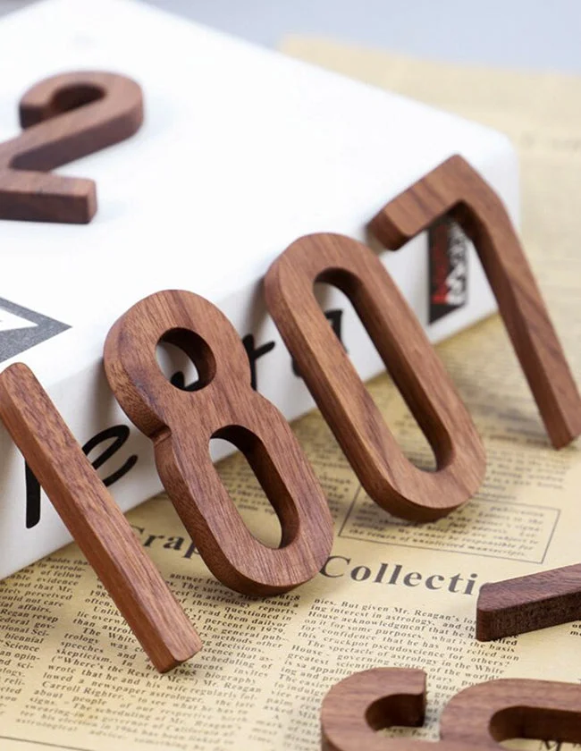 Chiffre Neuf en Bois dans un Contexte Décoratif