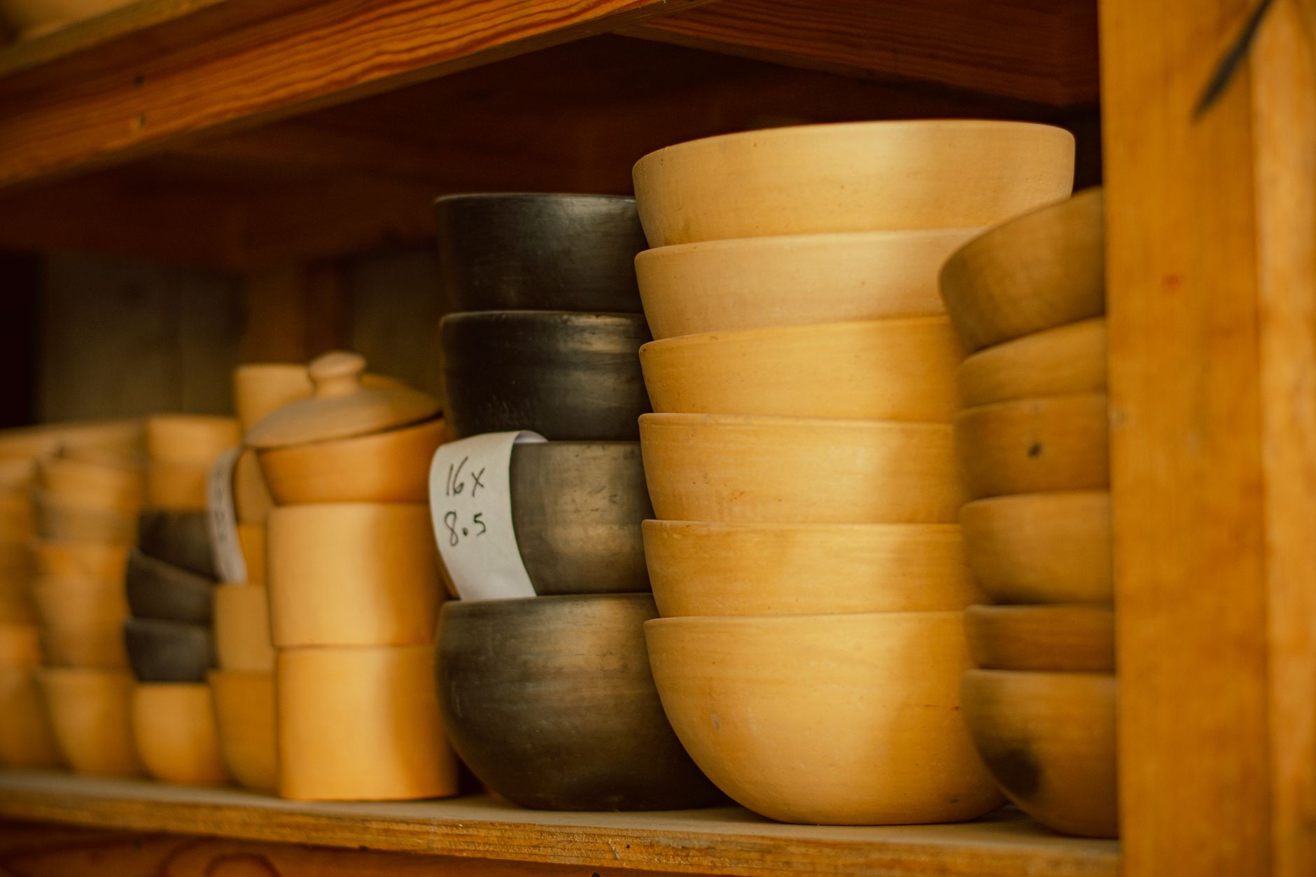 Bols en bois empiles sur une etagere