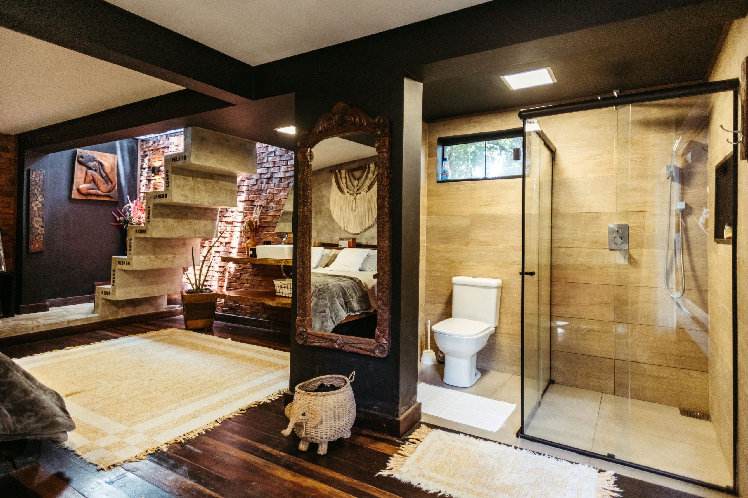 Interieur au style loft avec mur brut
