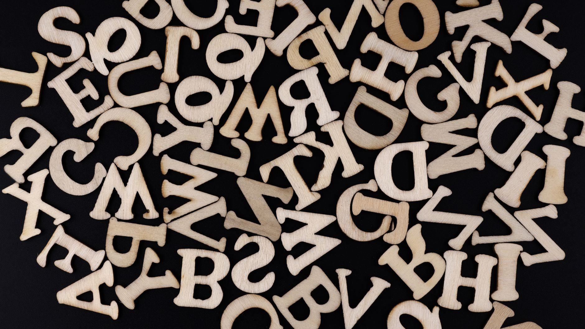 Lettres et chiffres en bois clair