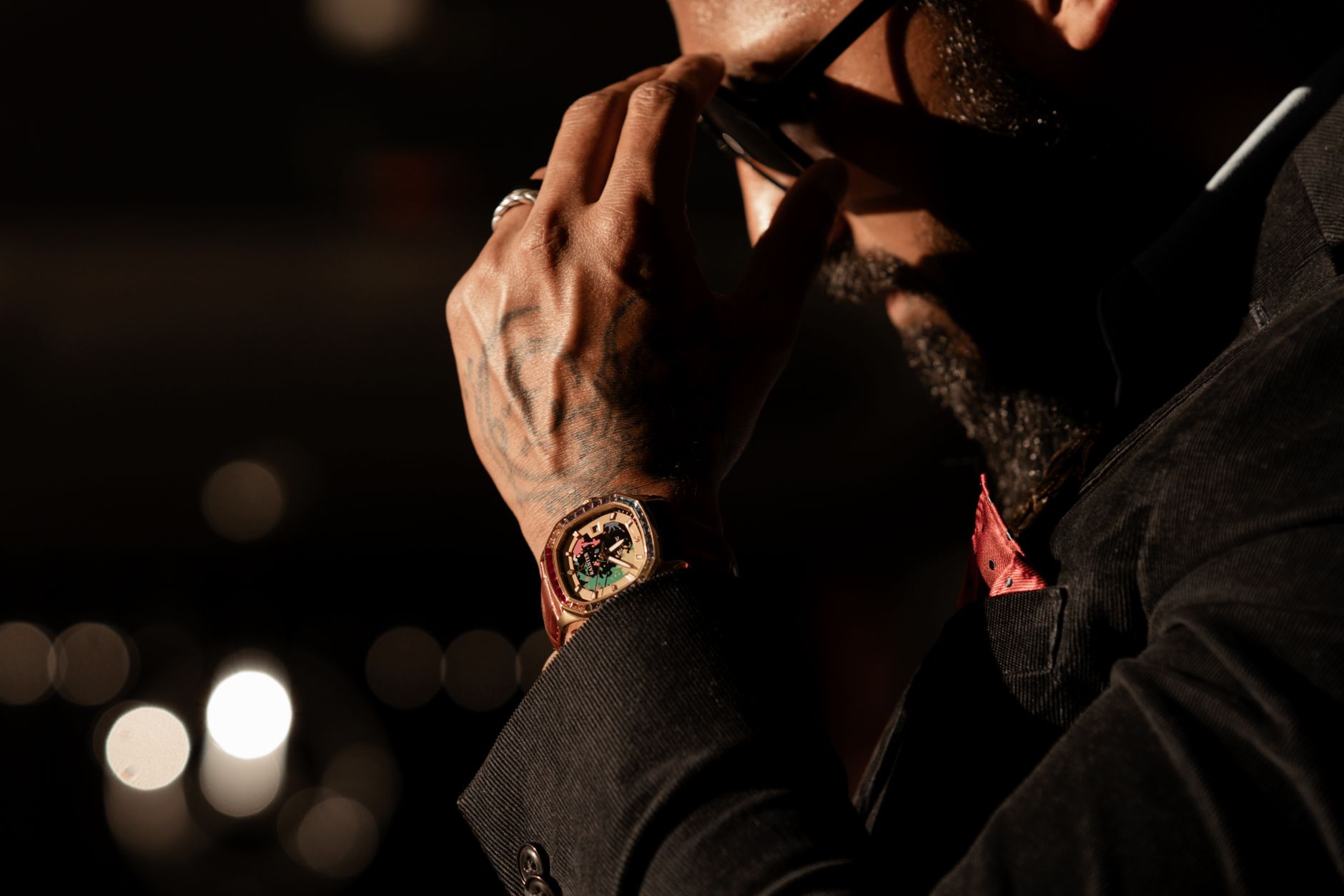 Montre en bois posee sur un bureau