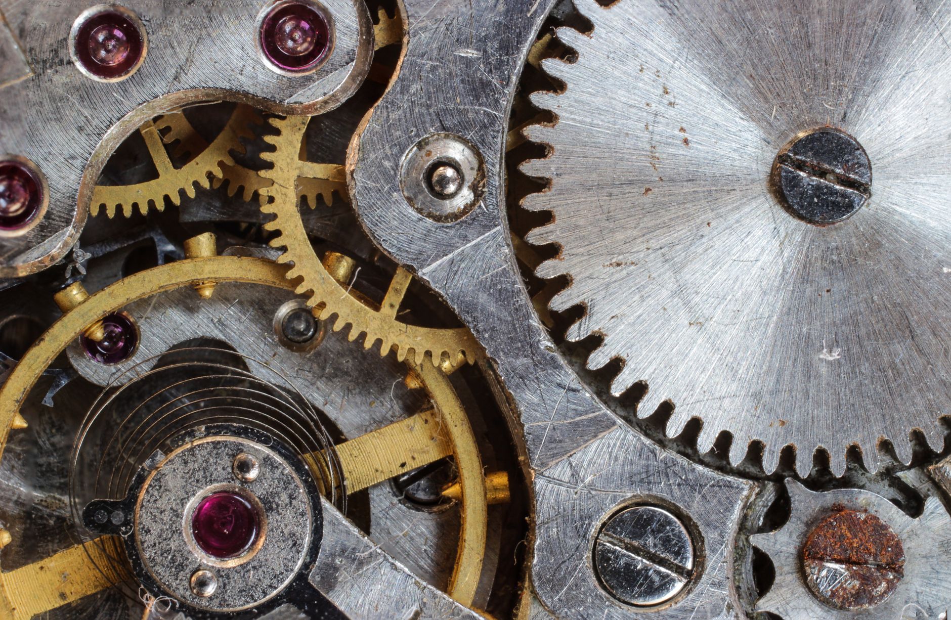 Montre squelette posee sur une table