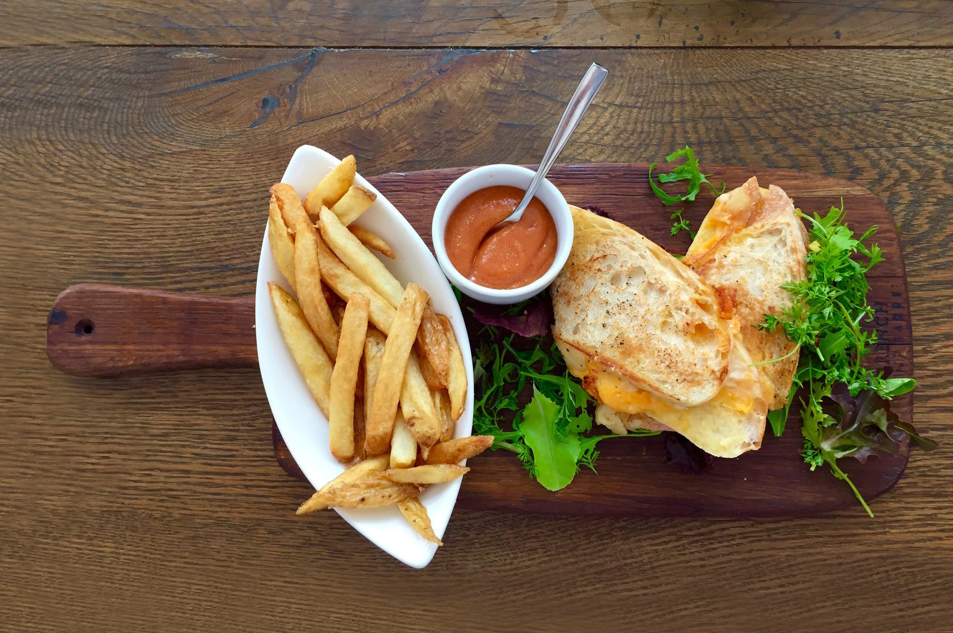 Plat en bois avec des couverts