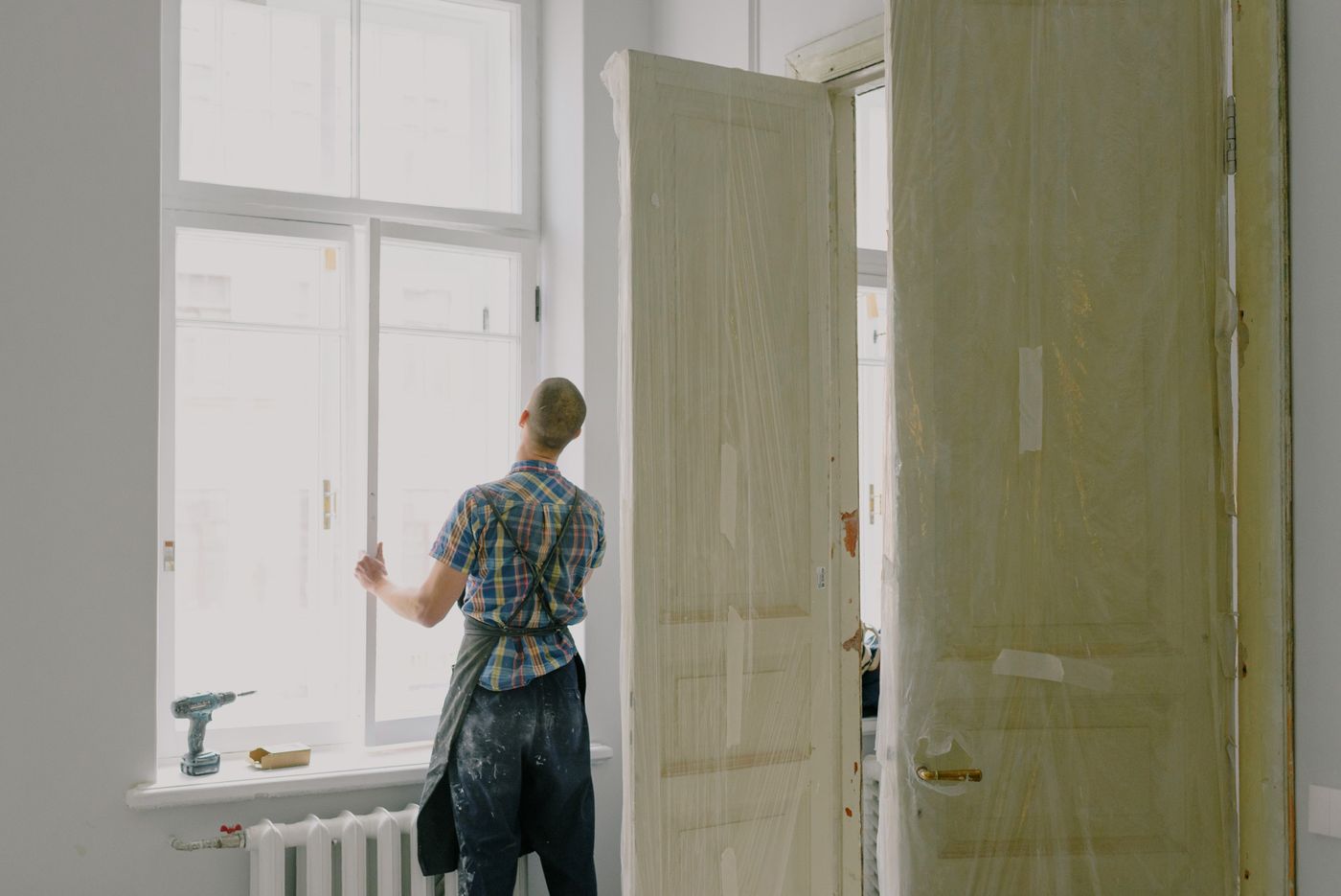 Un artisan pose une fenêtre sur un chantier de rénovation