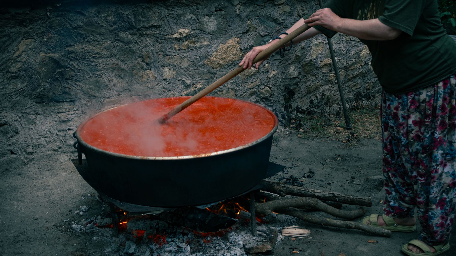 Ustensiles de cuisine en bois dans un pot
