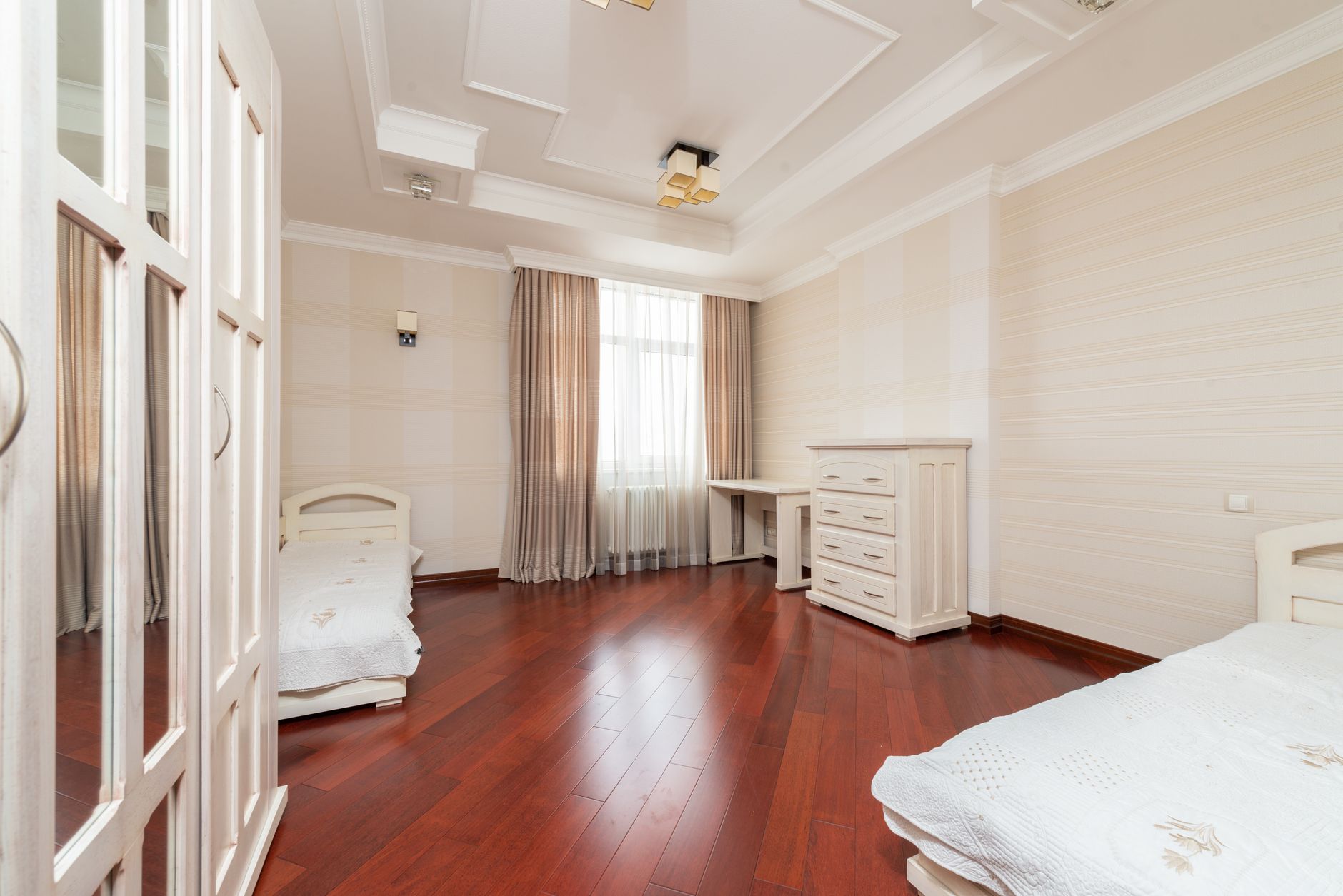 Chambre minimaliste avec parquet clair
