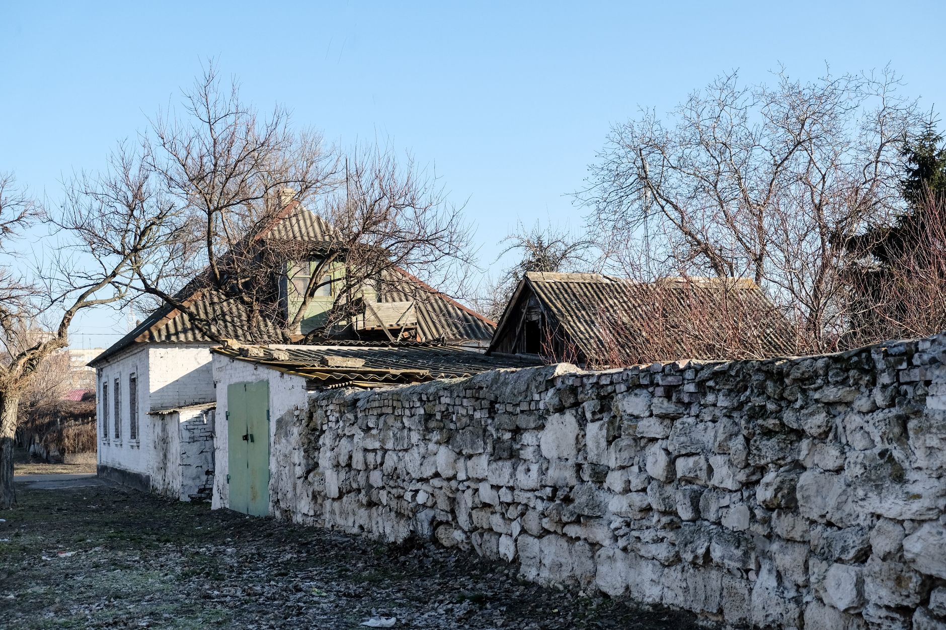 Maison traditionnelle avec un mur en pierre