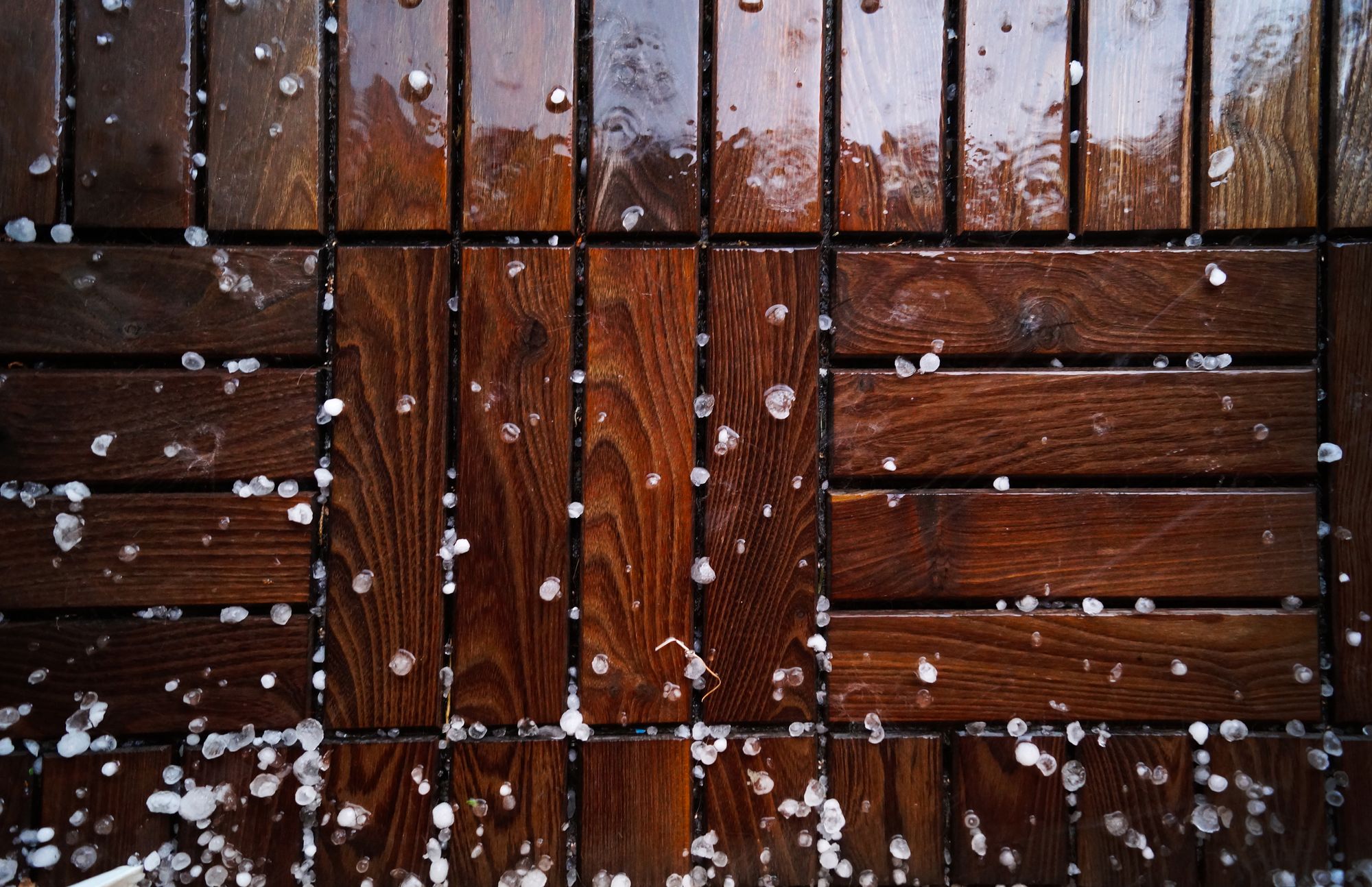 Planches de bois mouillées en extérieur