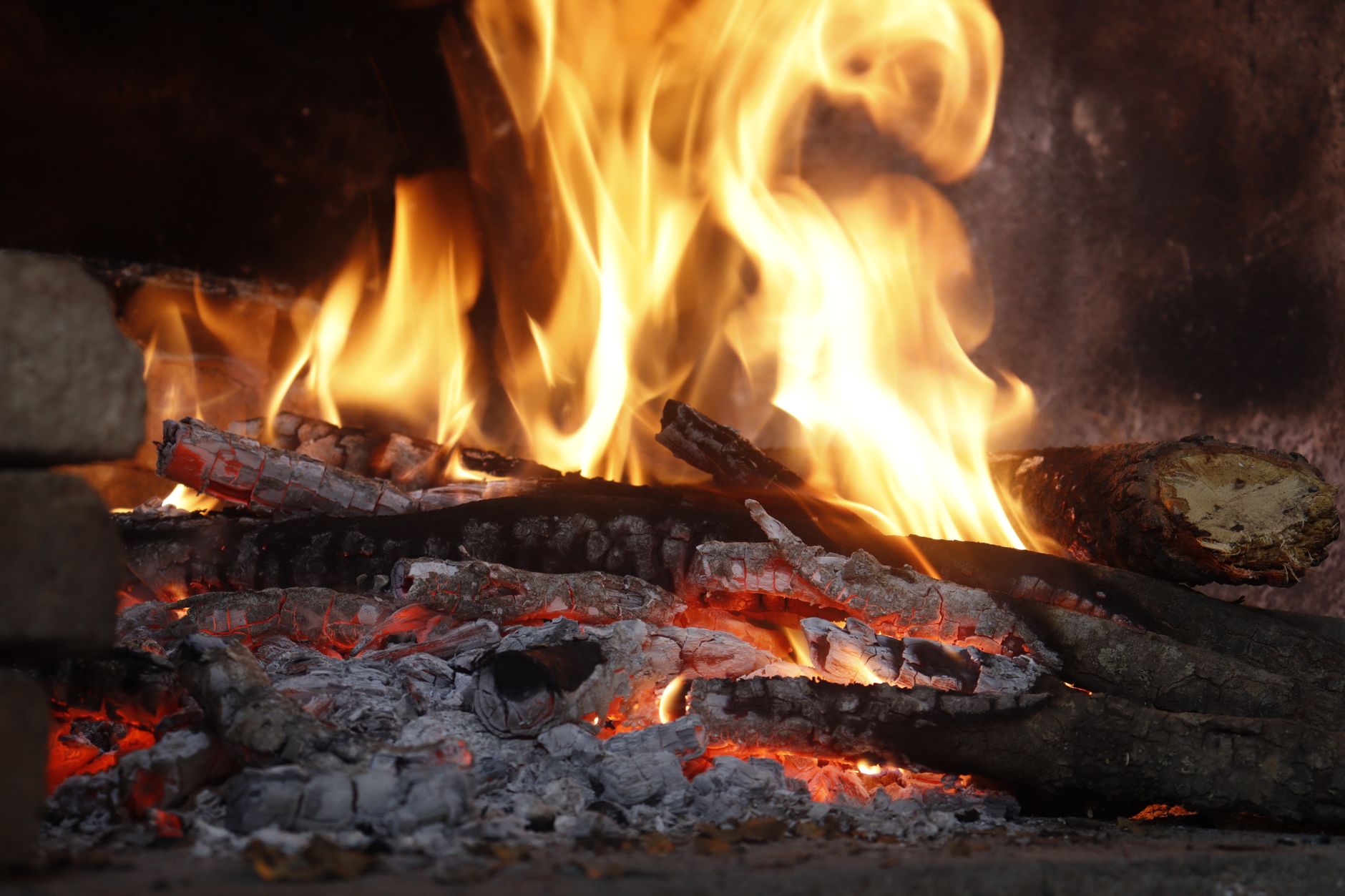 Tas de bois abrité et ventilé pour le séchage