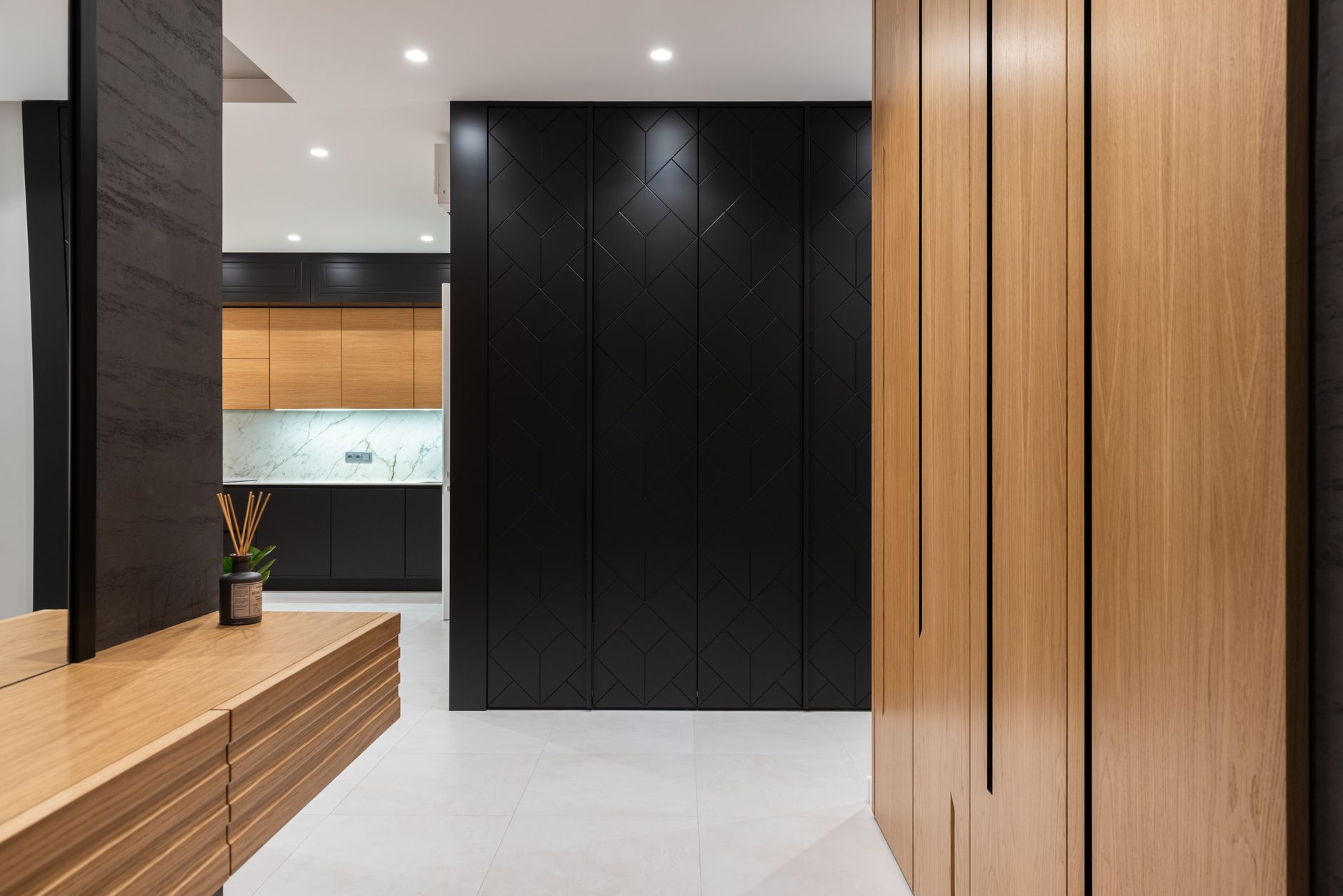 Entrée d’un appartement donnant sur la cuisine
