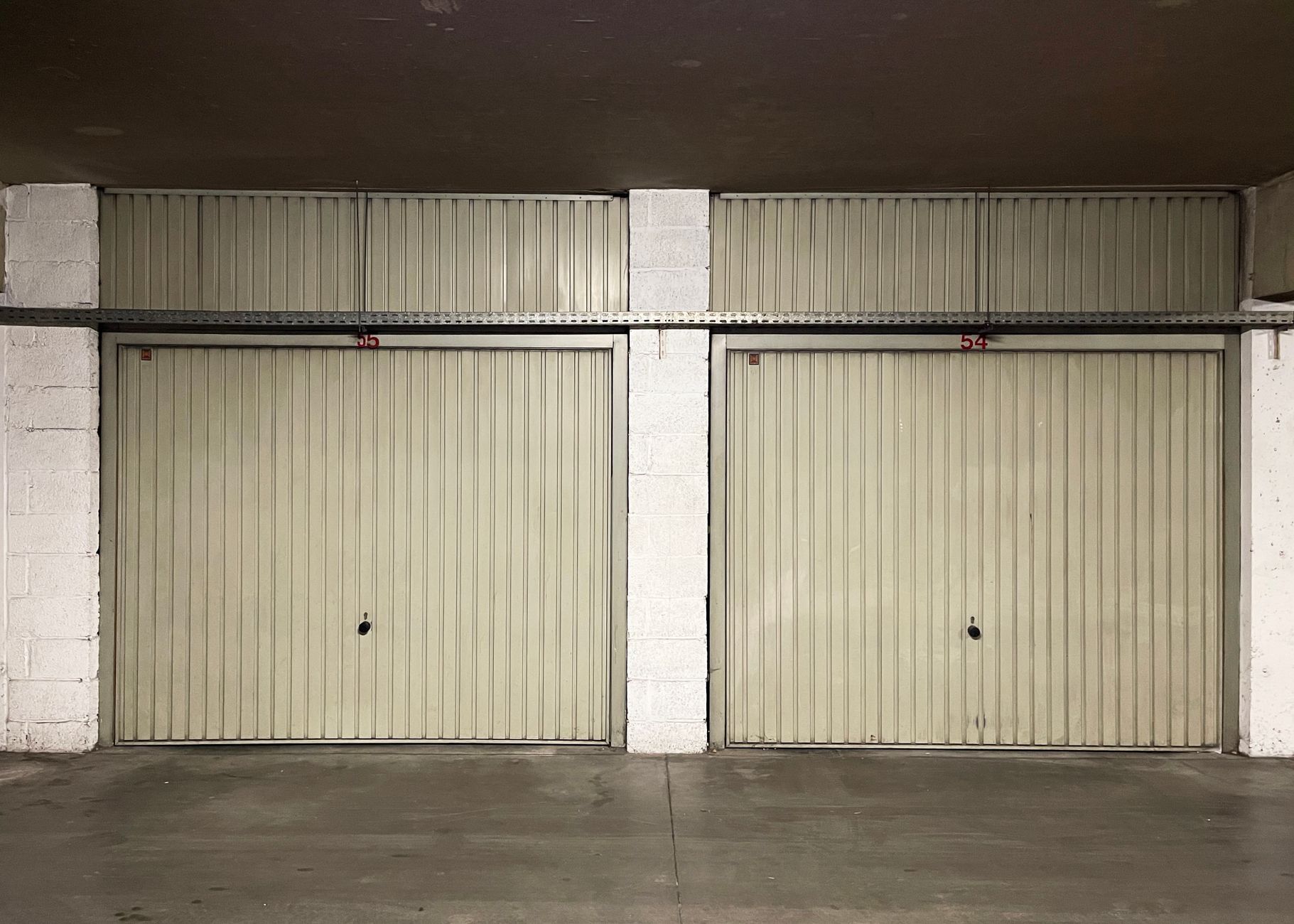 Deux portes de garage fermées dans un local vide