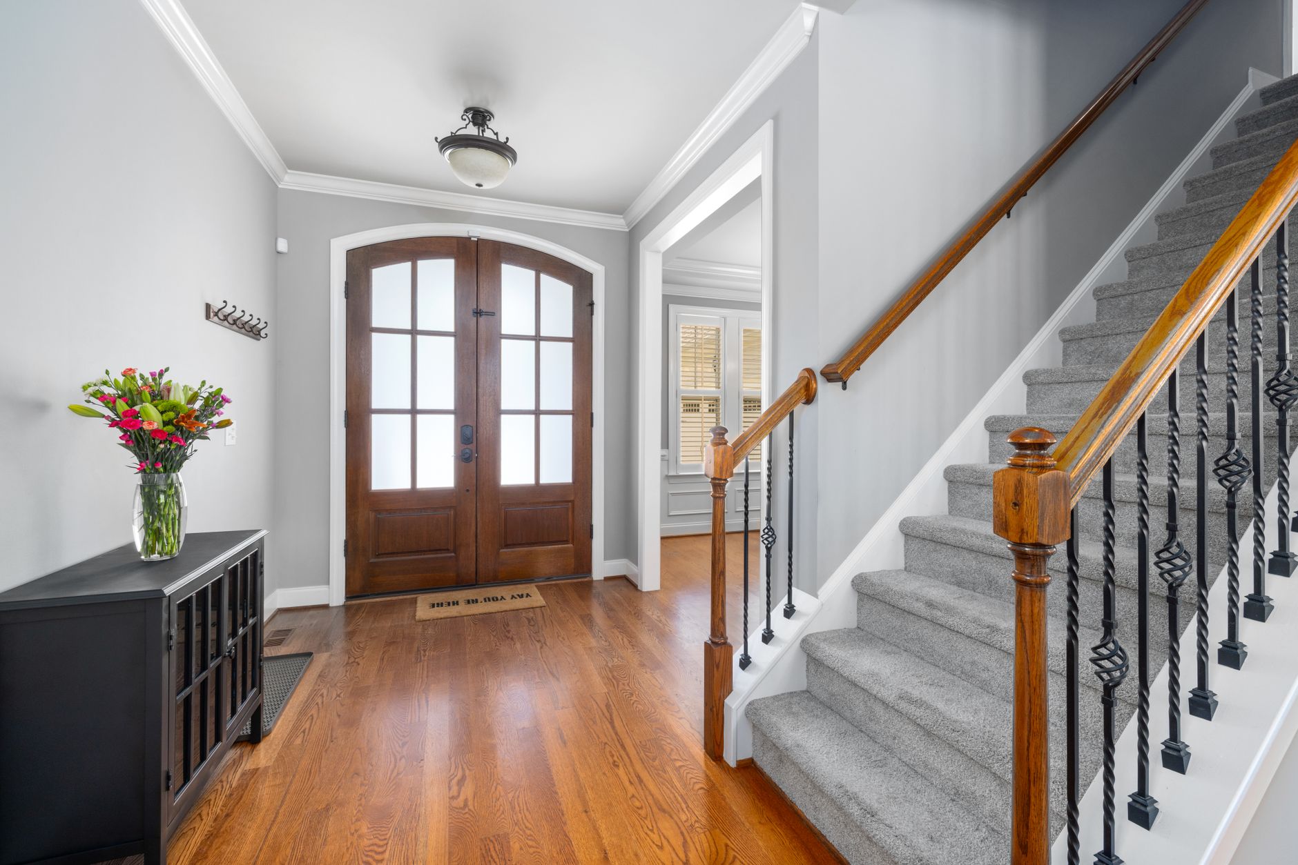 Entrée d’une maison avec porte en bois et escalier