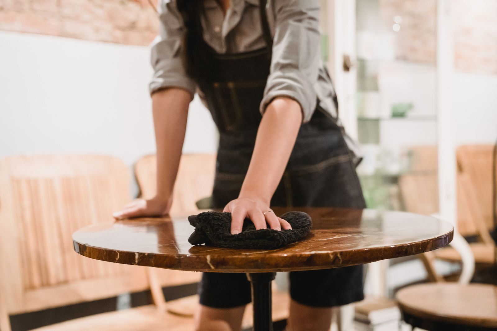 Essuyer une table en bois avec un chiffon