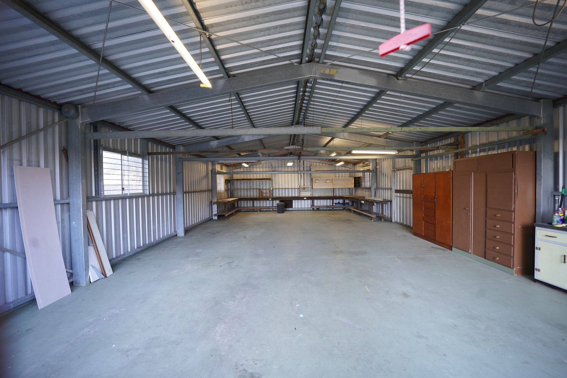 Garage vide aux murs métalliques et sol en béton
