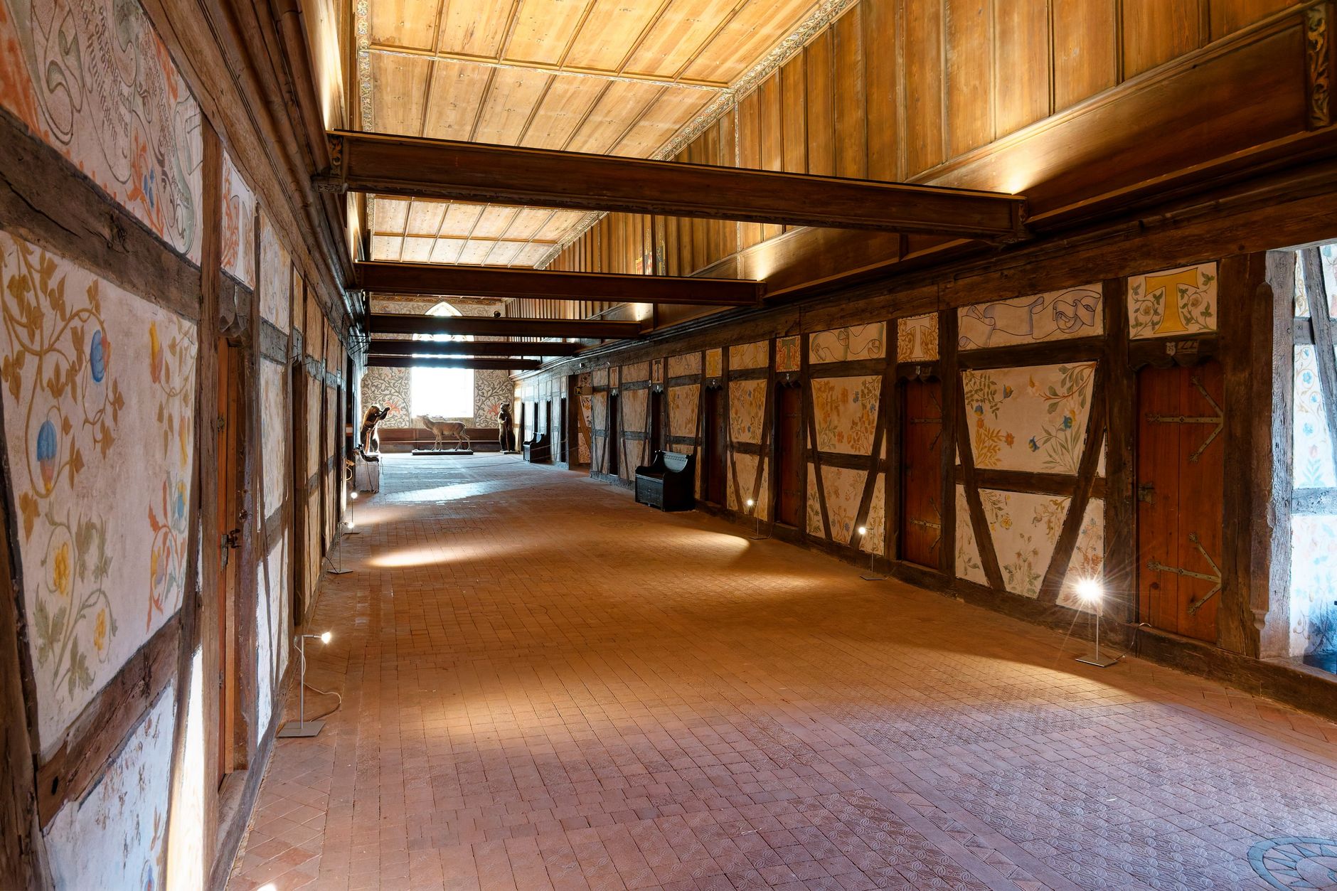 Poutres en bois apparentes dans une maison ancienne