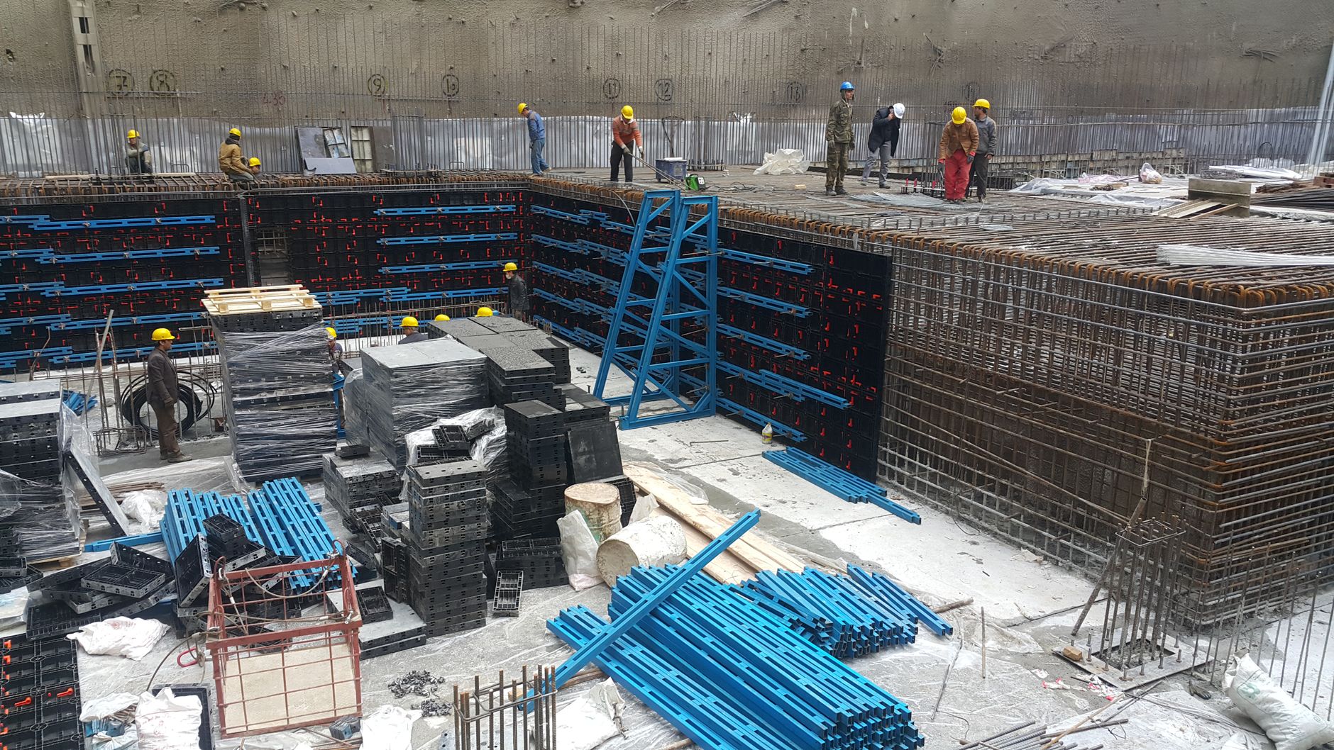 Ouvriers posant un coffrage sur un chantier
