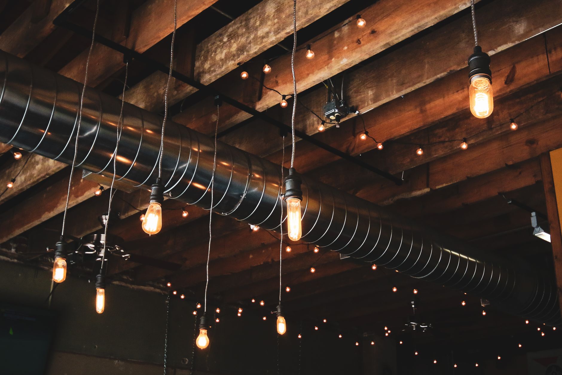 Plafond en bois et suspensions industrielles