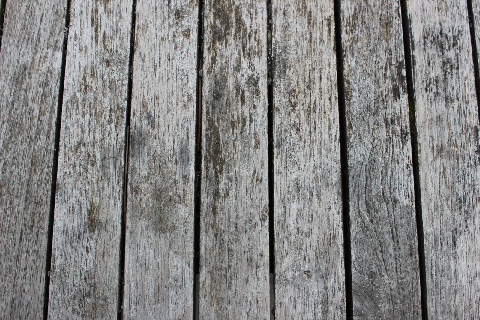 Planches de bois patinées par les intempéries