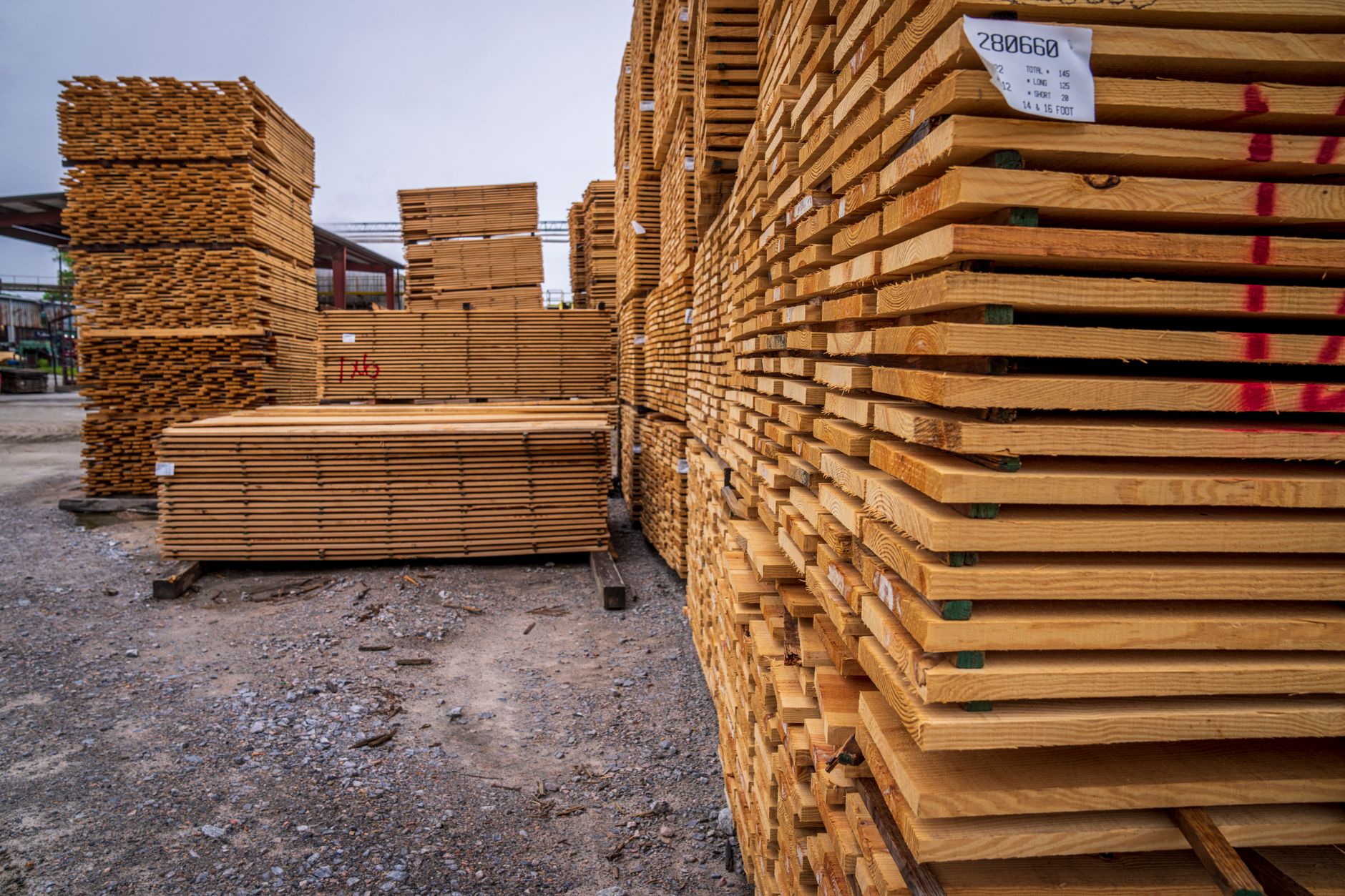 Piles de planches de bois stockées à l’air libre
