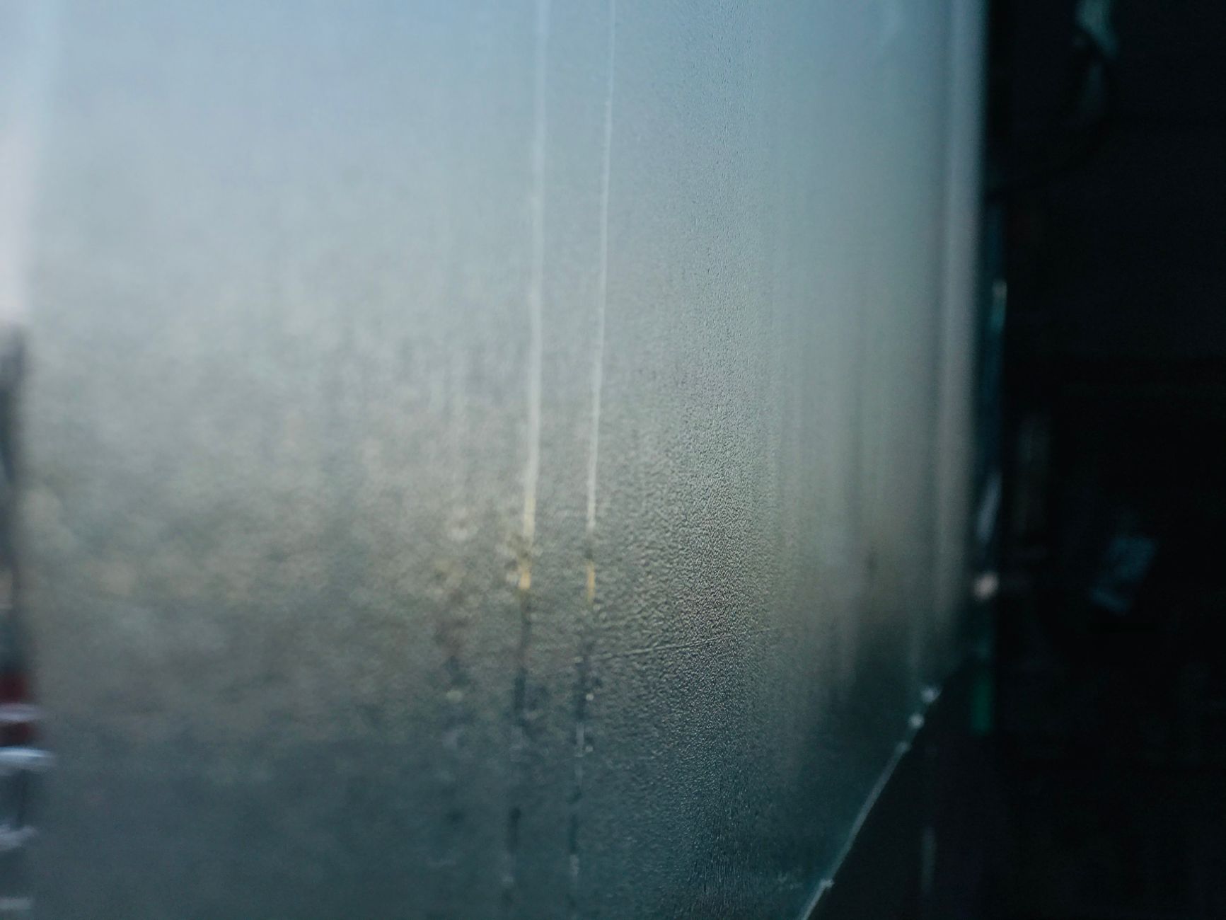Gouttes de pluie sur une surface vitrée