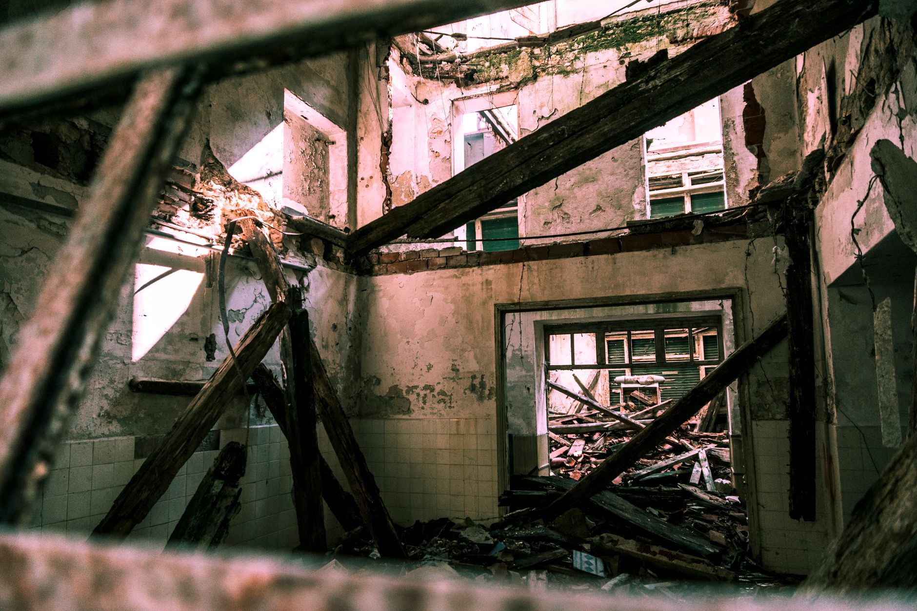 Poutres effondrées dans un bâtiment abandonné