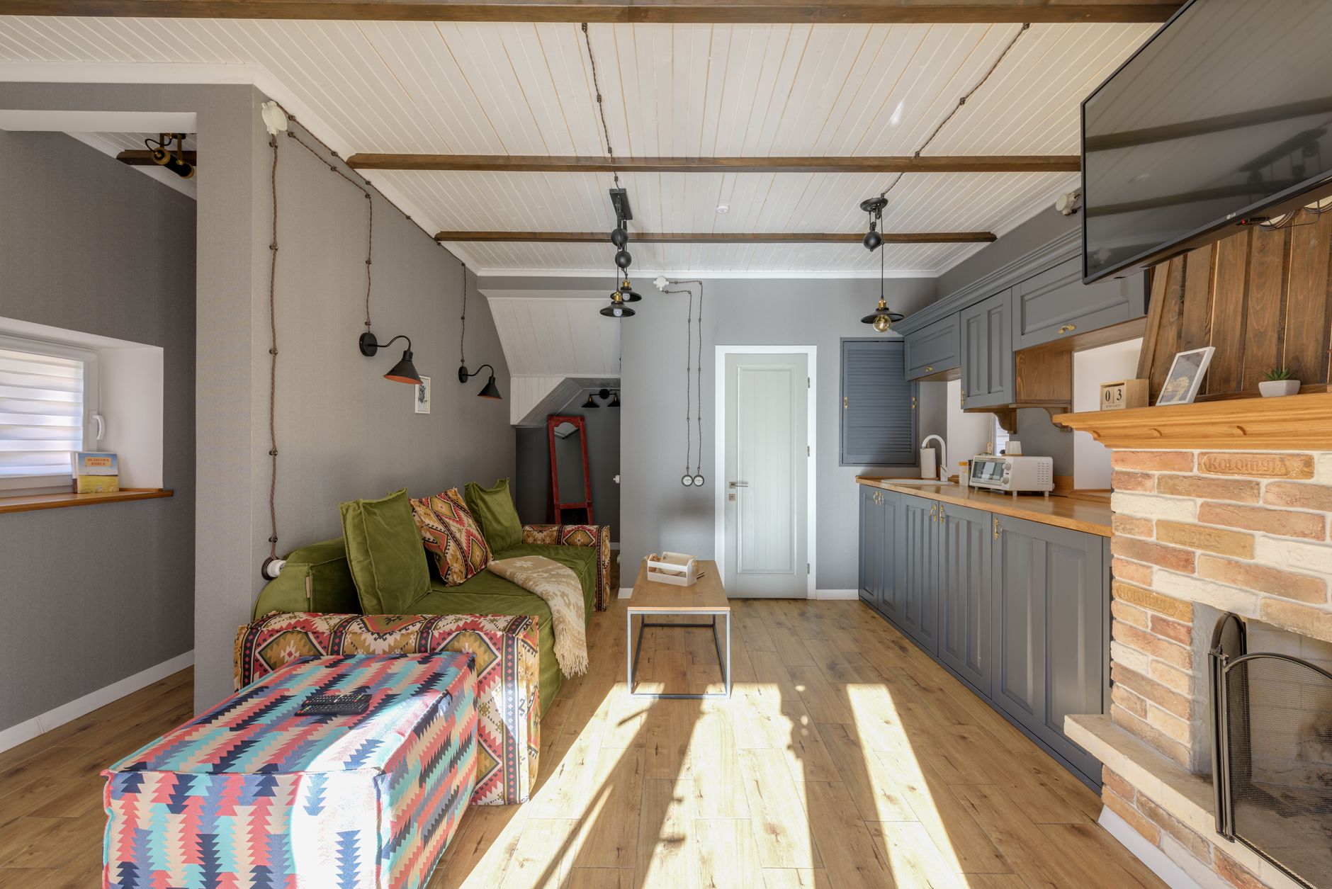 Séjour lumineux avec coin cuisine ouvert