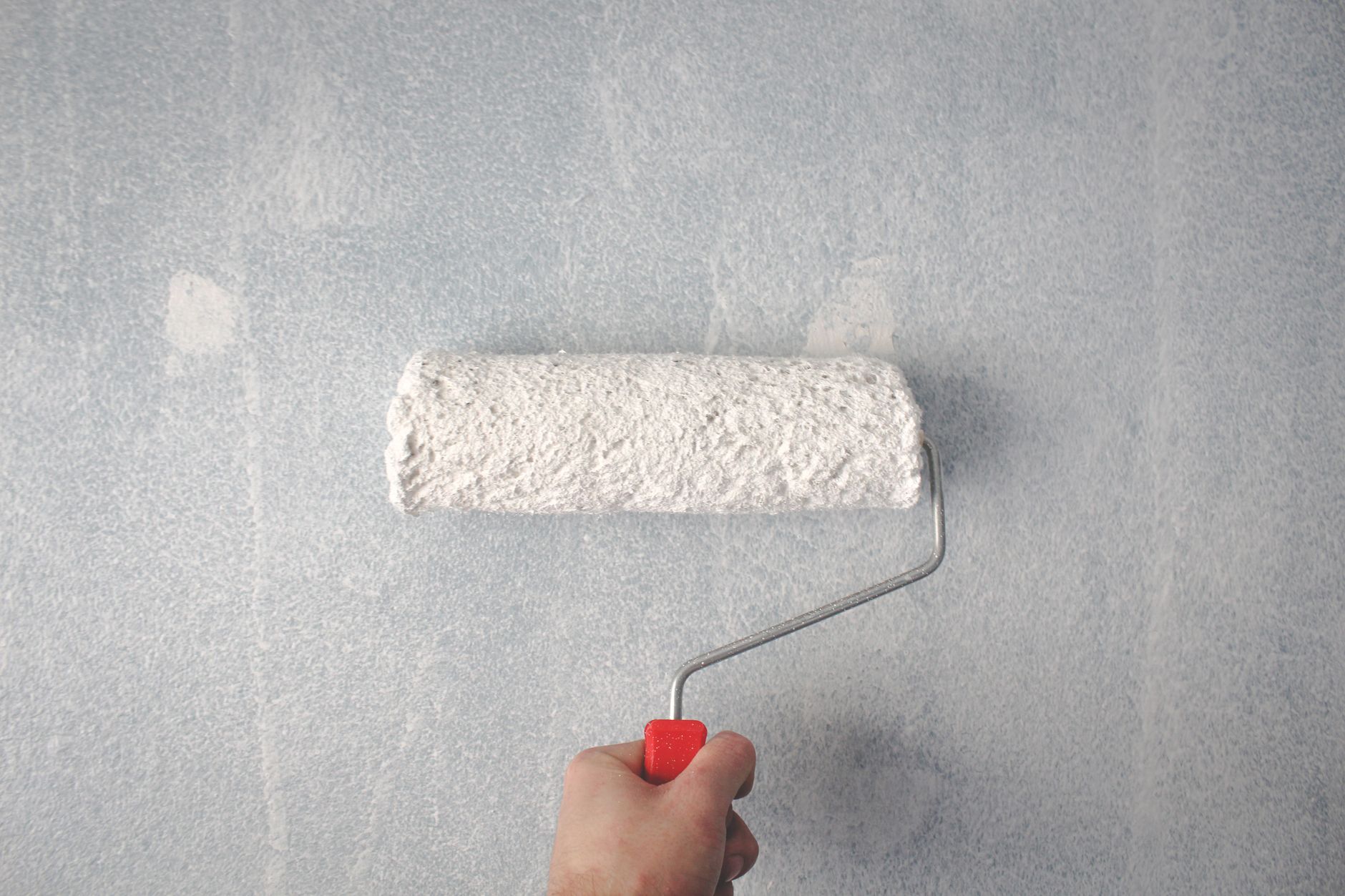 Rouleau de peinture sur un mur rénové