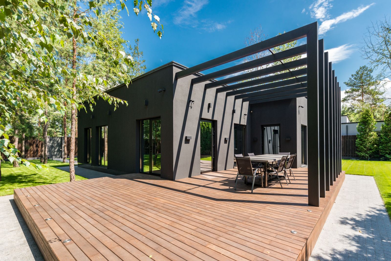 Terrasse en bois avec table et chaises