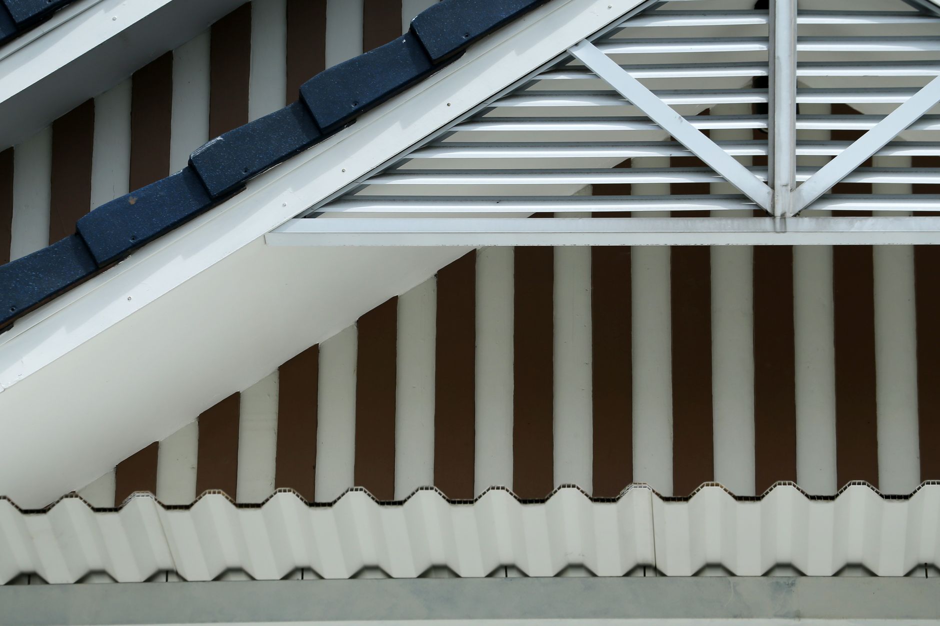 Détail d'une couverture de toit en métal